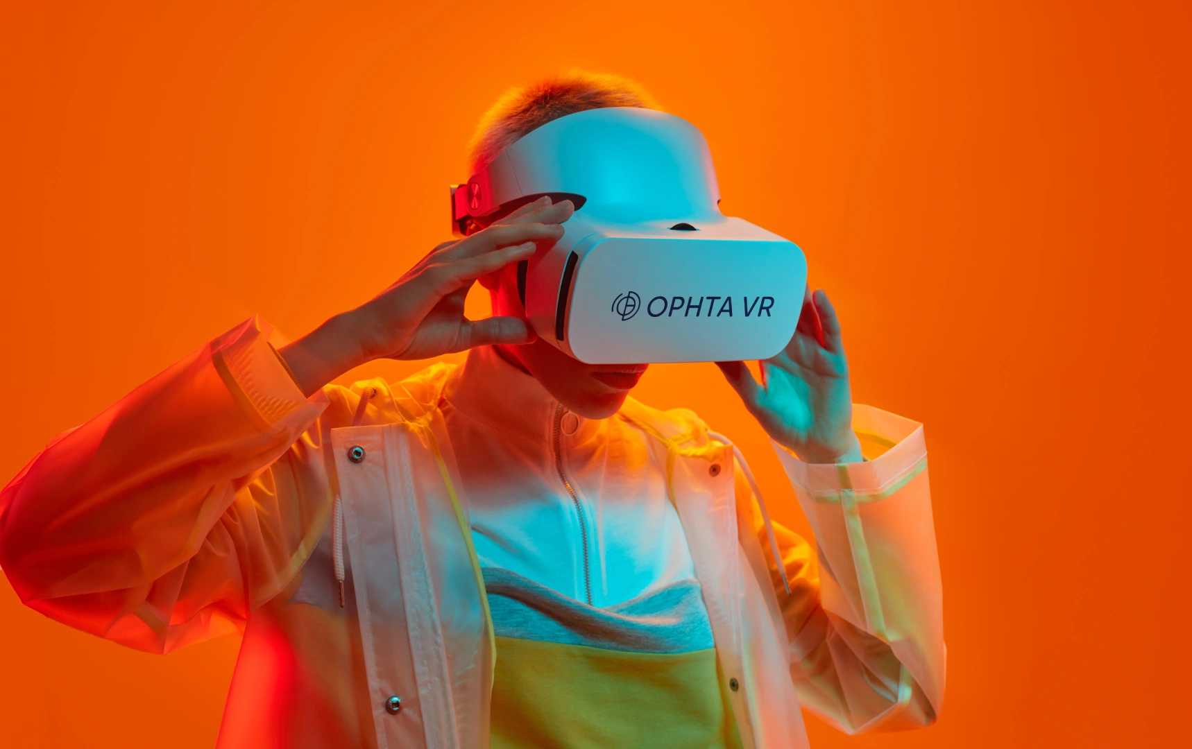 Paciente utilizando el casco OPHTA VR