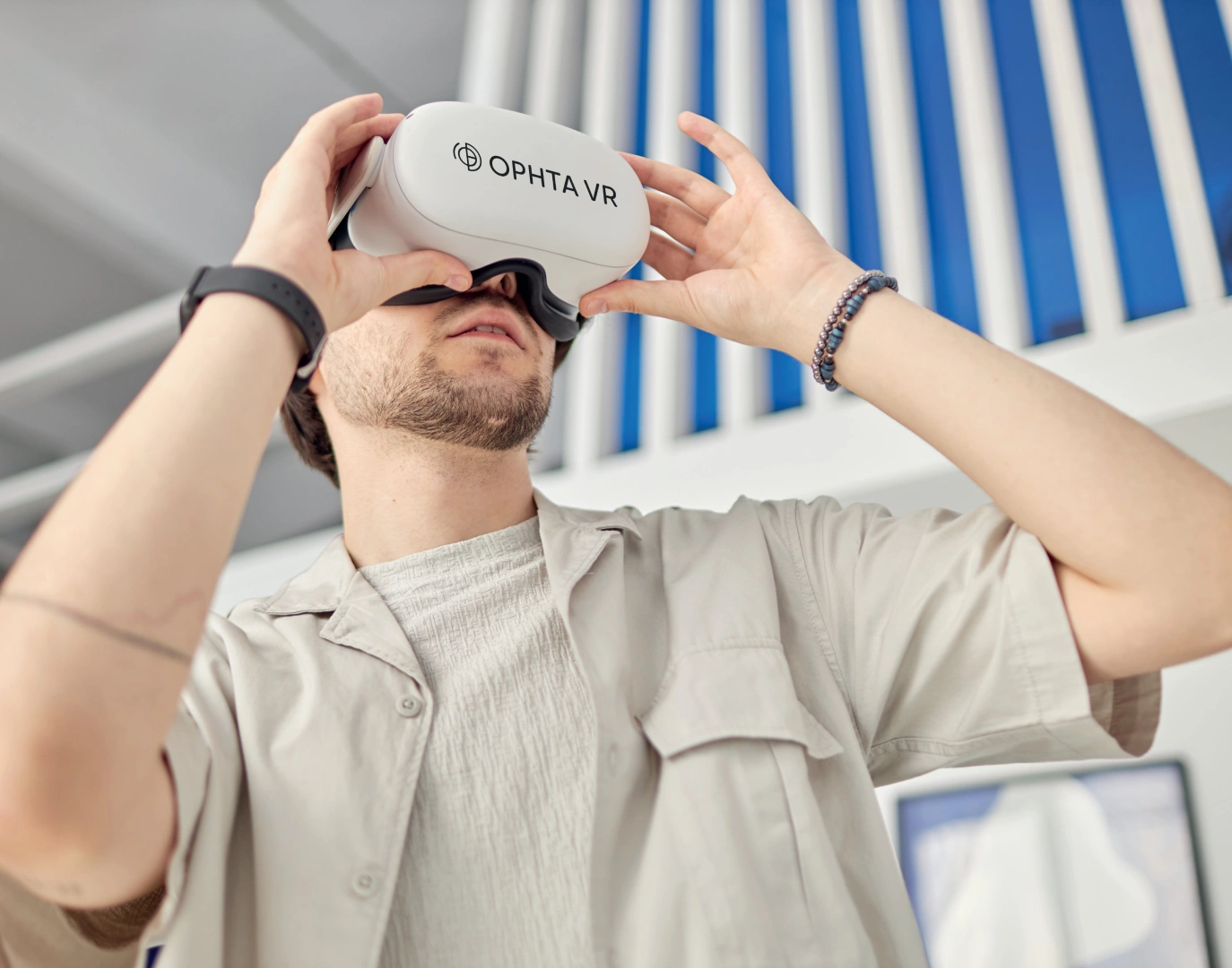 Paciente utilizando el casco OPHTA VR